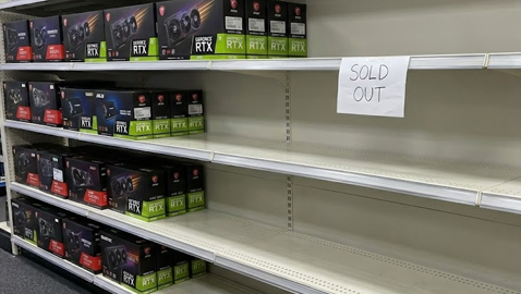 재고 소진으로 인해 텅 빈 컴퓨터 부품 매장과 솔드아웃 안내 문구